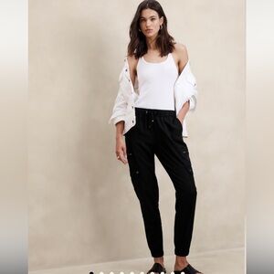 Banana Republic TENCEL™ CARGO JOGGER (Petite) in BLACK